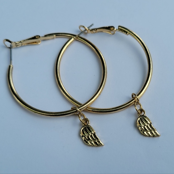 Gold hoops with wing charm - Picture 2 of 3